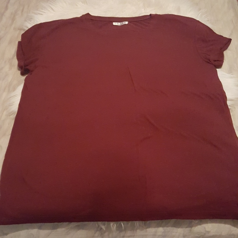 Crew neck shirt in burgundy.